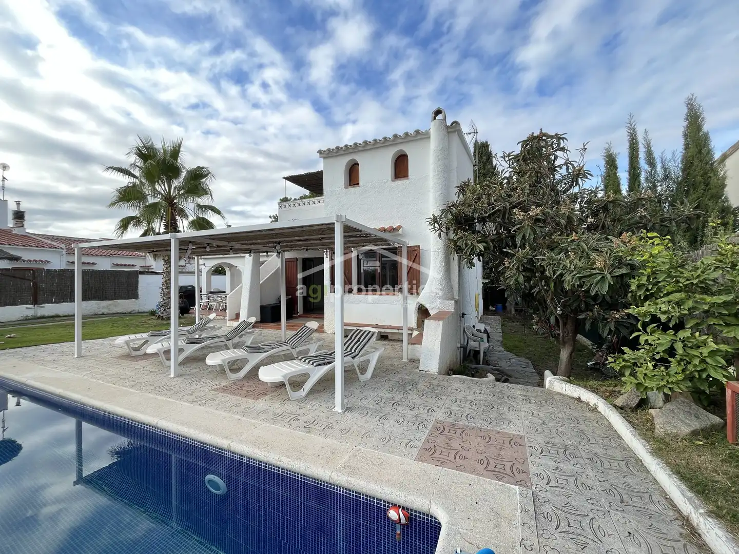 Vista exterior de Casa o xalet en venda en Castelló d'Empúries amb Aire condicionat, Parquet i Piscina