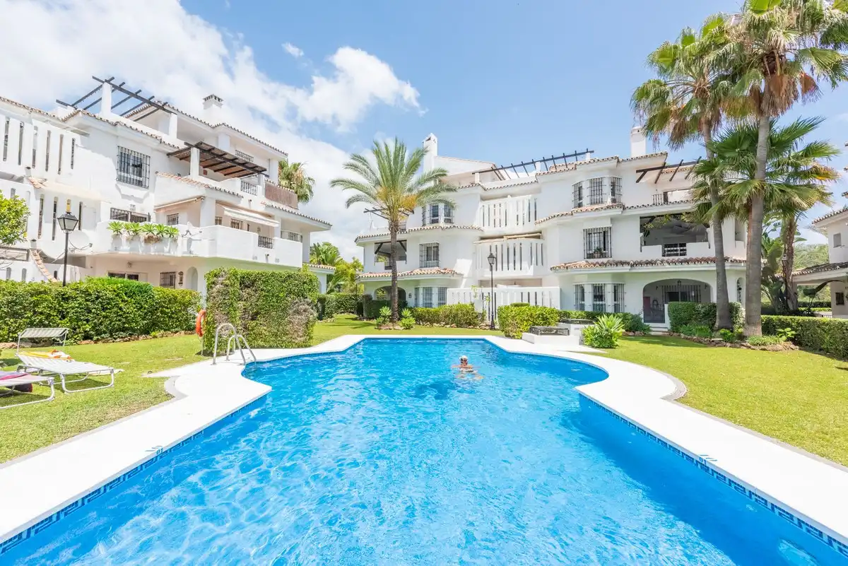 Vista exterior de Àtic en venda en Marbella amb Aire condicionat, Moblat i Internet