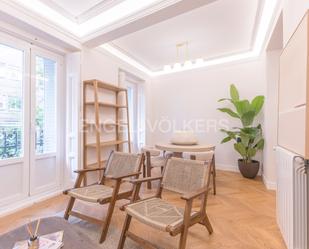 Sala d'estar de Apartament en venda en  Madrid Capital amb Aire condicionat, Calefacció i Balcó