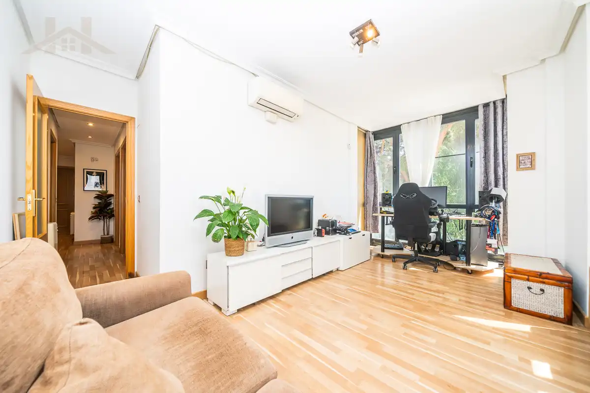 Living room of Flat for sale in El Escorial  with Air Conditioner, Heating and Parquet flooring