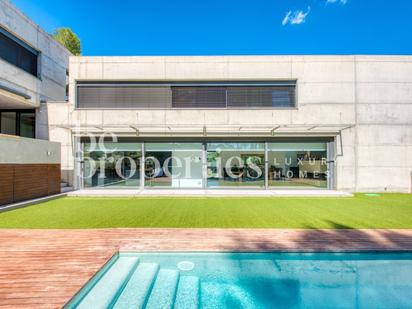 Vista exterior de Casa o xalet en venda en Cerdanyola del Vallès amb Aire condicionat, Terrassa i Piscina