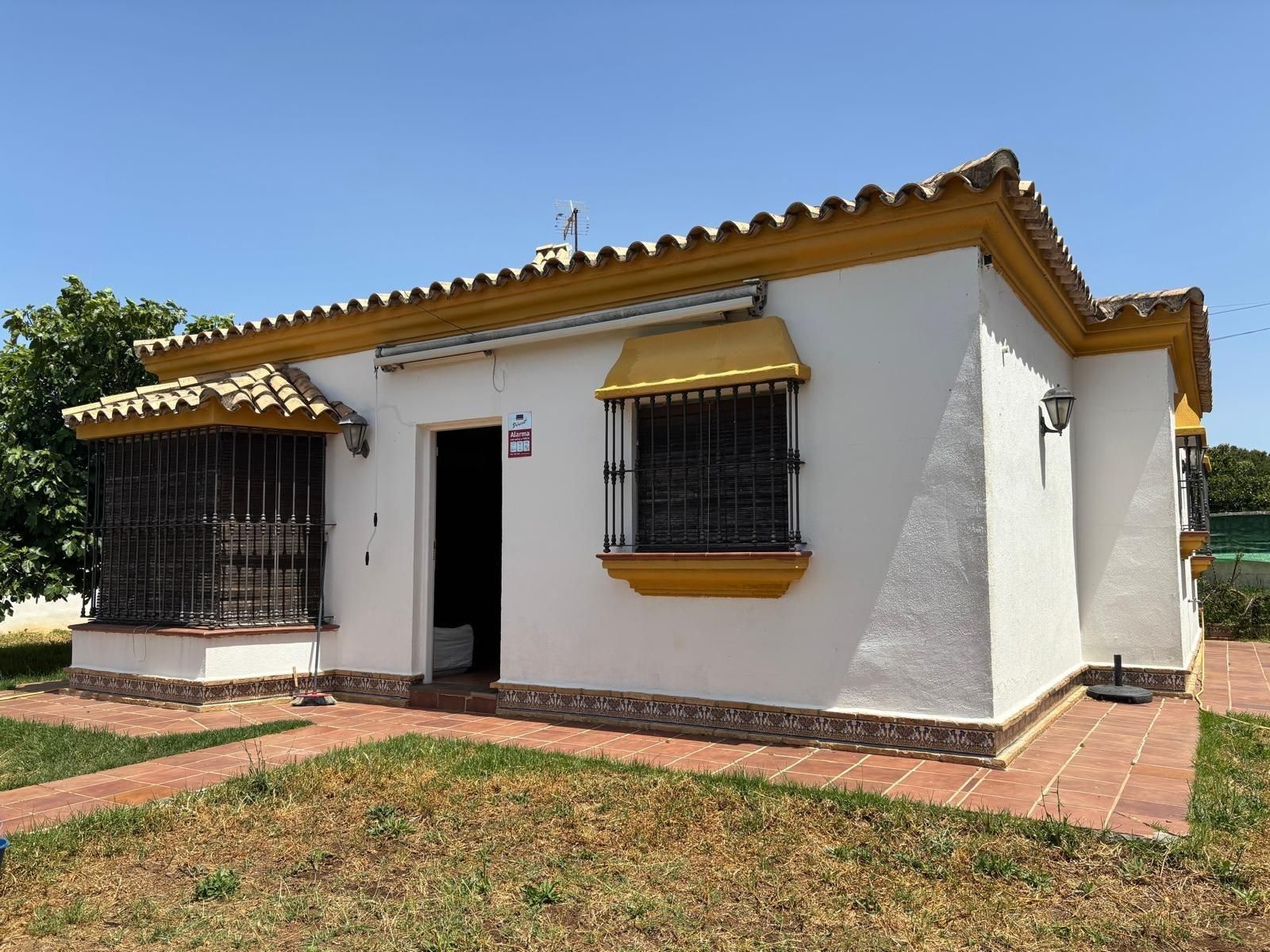 Vista exterior de Casa o xalet en venda en Chiclana de la Frontera amb Calefacció, Traster i Alarma