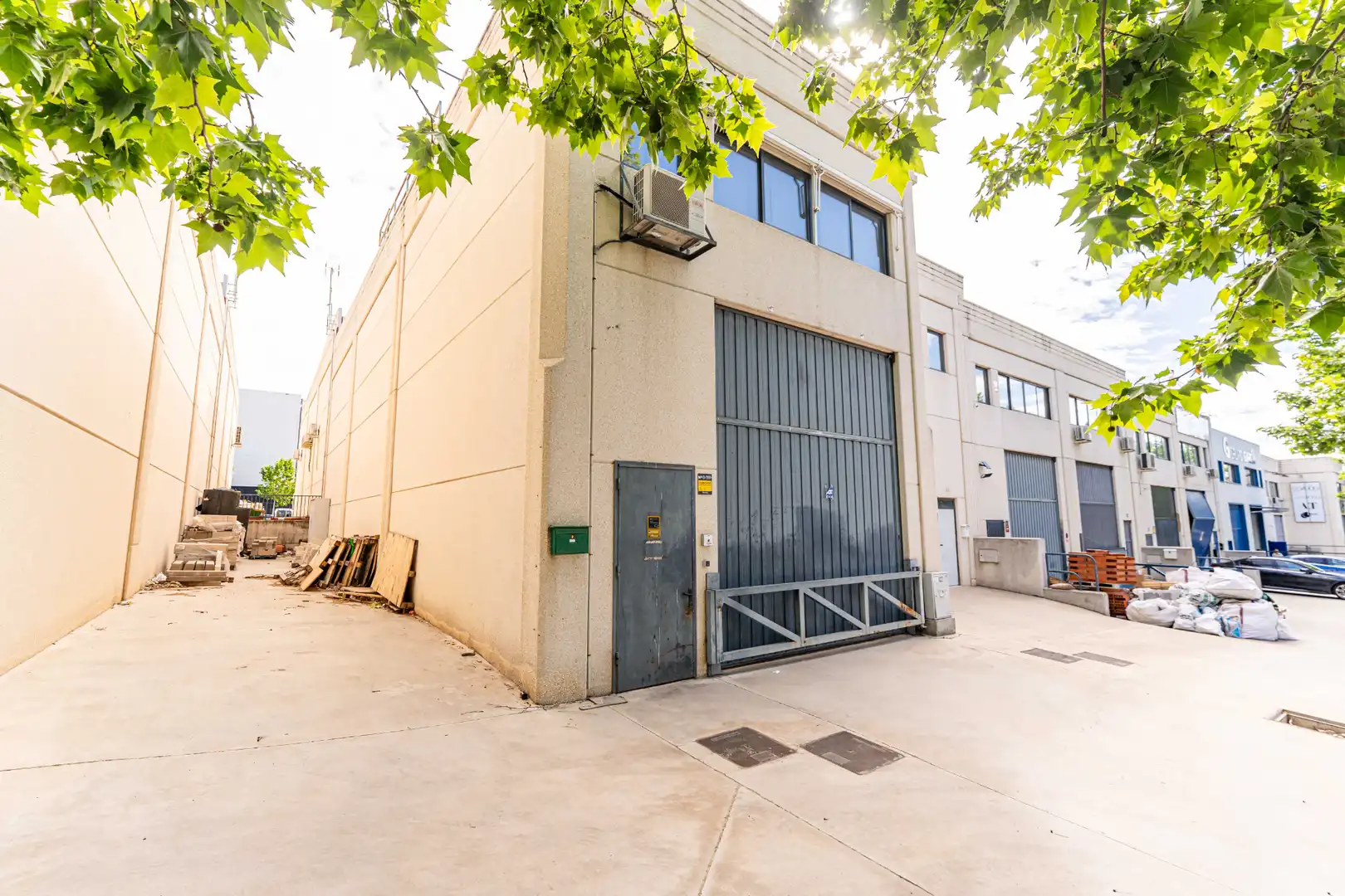 Vista exterior de Nave industrial en venta en Arroyomolinos (Madrid)
