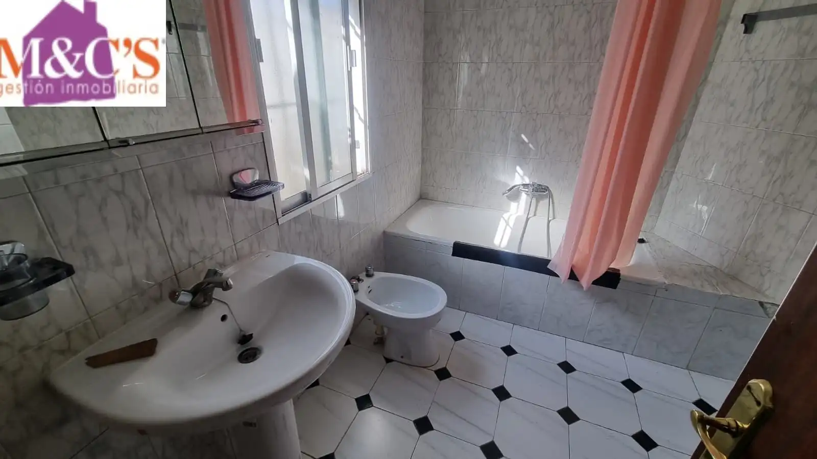 Bany de Casa o xalet en venda en Villanueva de San Carlos amb Jardí privat i Moblat