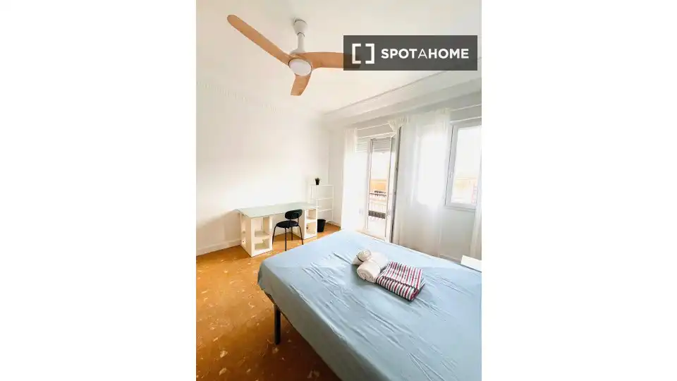 Bedroom of Flat for share in Sur
