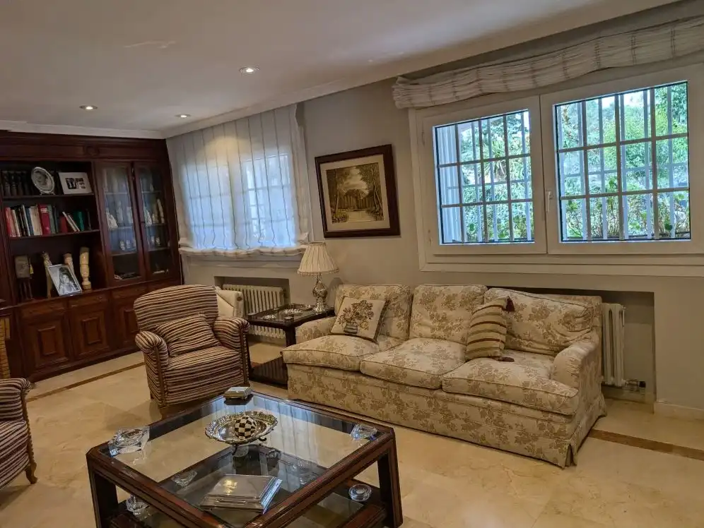 Sala d'estar de Casa o xalet en venda en Pozuelo de Alarcón amb Aire condicionat, Calefacció i Jardí privat