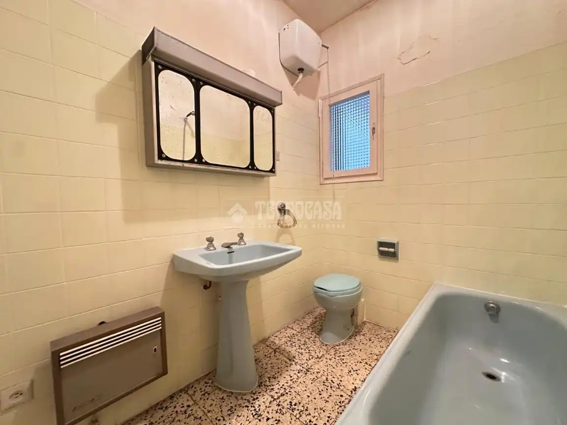 Badezimmer von Wohnung zum Verkauf in Barcelona mit Heizung und Balkon