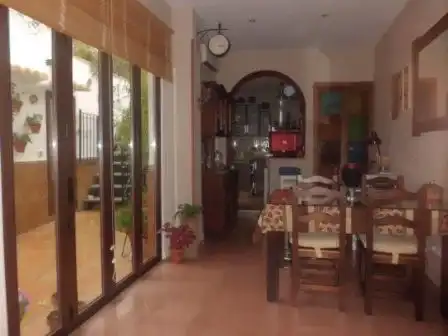 Casa DE 2 PLANTAS. Compuesta por: -Planta baja: 3 dormitorios, salita, salón comedor, cocina, 1 baño completo y otro baño en el pa, imatge 2
