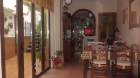 Casa DE 2 PLANTAS. Compuesta por: -Planta baja: 3 dormitorios, salita, salón comedor, cocina, 1 baño completo y otro baño en el pa, imatge 2