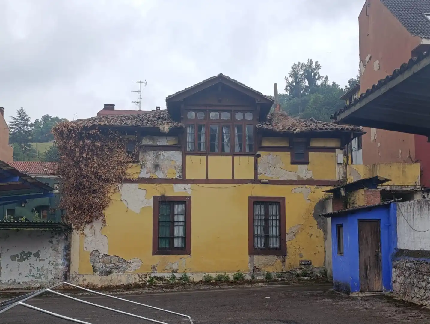 Vista exterior de Edifici en venda en Oviedo 
