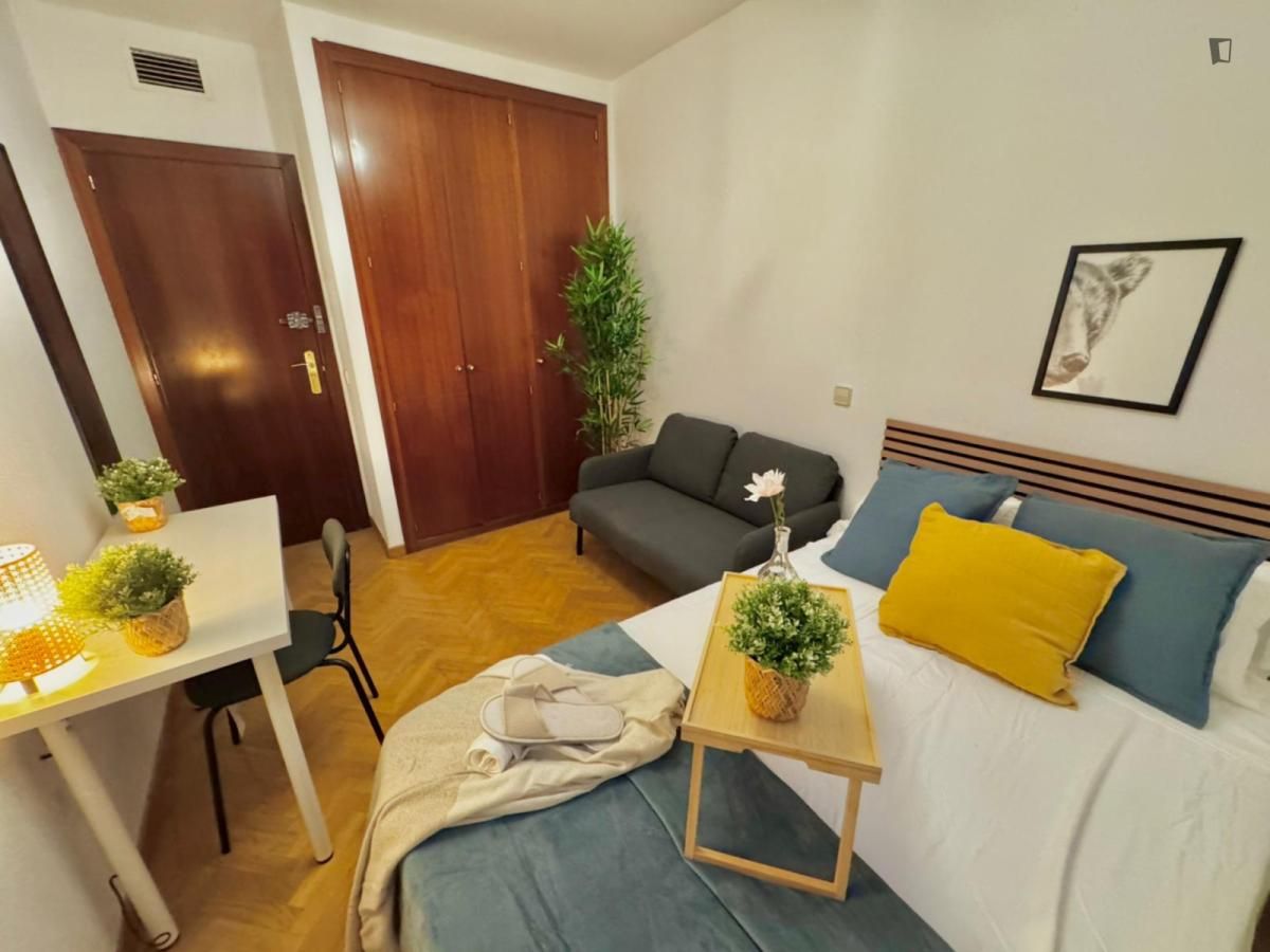 Dormitori de Apartament per a compartir en  Madrid Capital amb Moblat, Forn i Rentadora