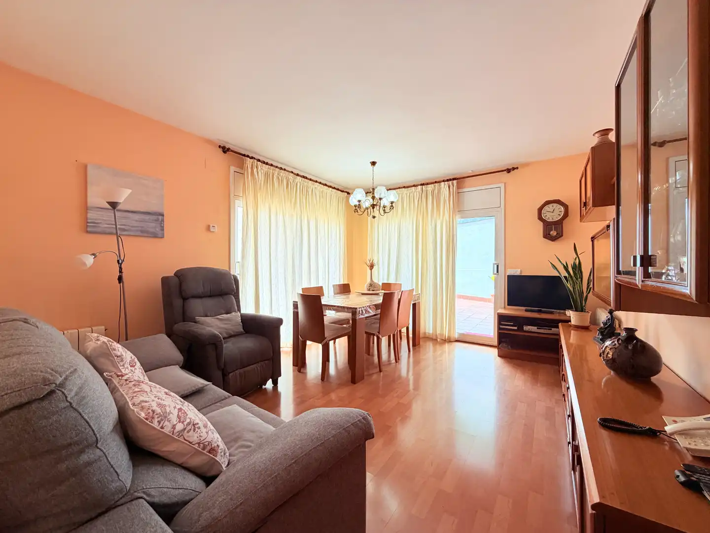 Sala de estar de Piso en venta en Corbera de Llobregat con Calefacción, Parquet y Terraza