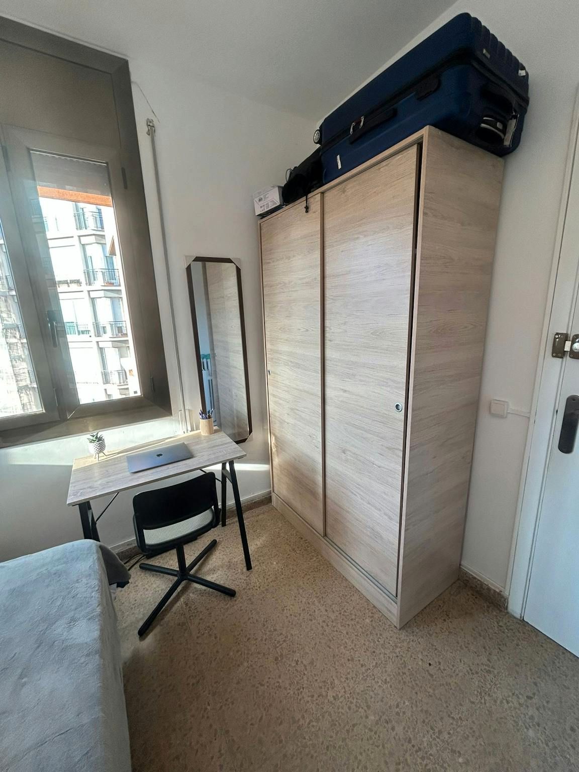 Bedroom of Flat to share in  Barcelona Capital  with Air Conditioner, Heating and Washing machine