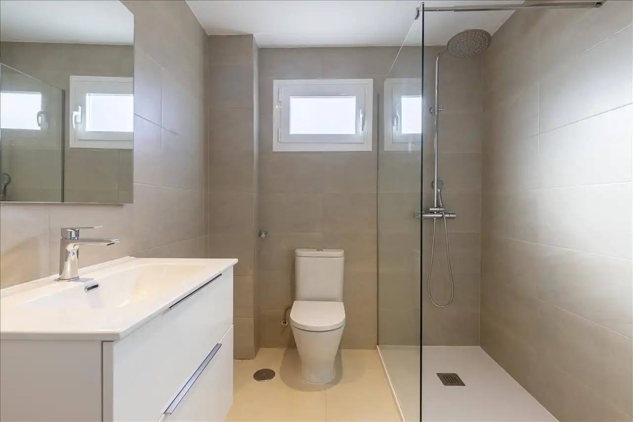 Bathroom of Flat for sale in Madrid  with Air Conditioner, Terrace and Furnished