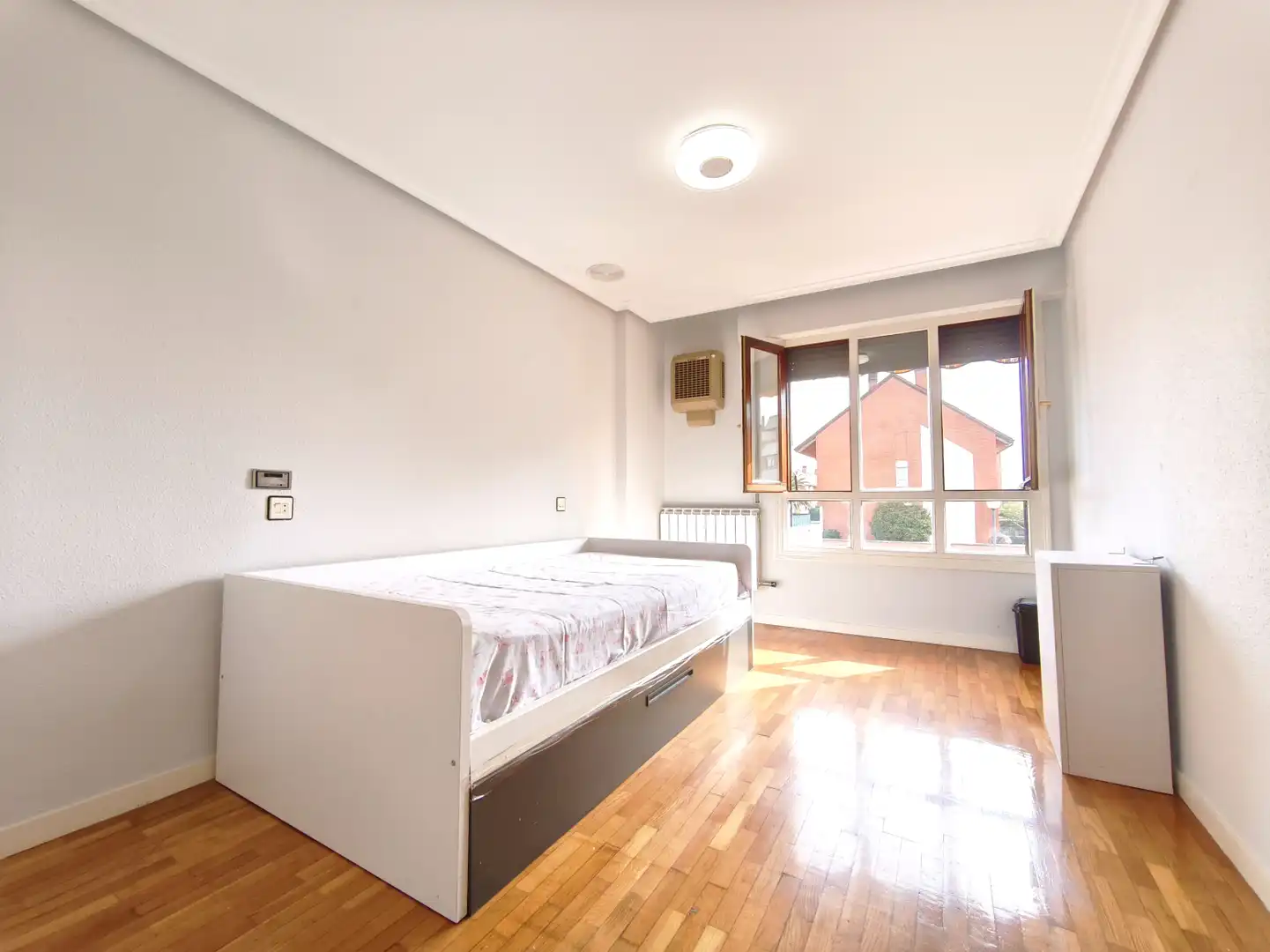 Dormitori de Casa o xalet en venda en  Logroño amb Calefacció, Jardí privat i Parquet