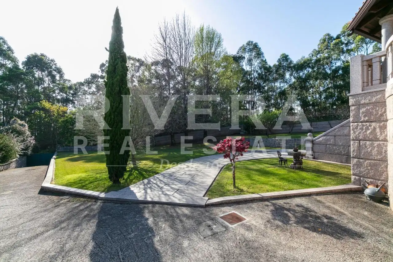 Vista exterior de Casa o chalet en venta en Cangas  con Calefacción, Jardín privado y Amueblado