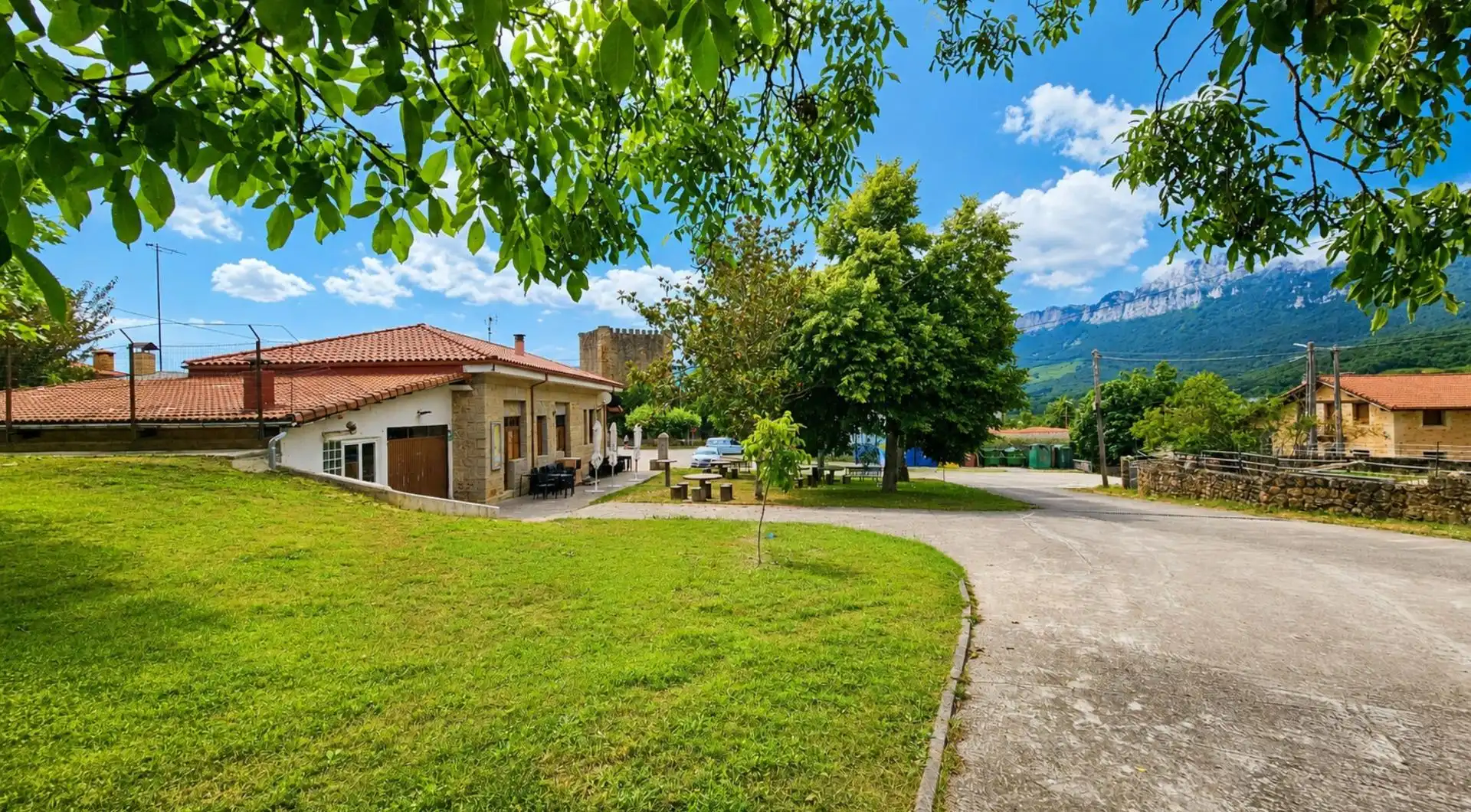 Vista exterior de Casa o xalet en venda en Valle de Mena amb Jardí privat, Traster i Balcó
