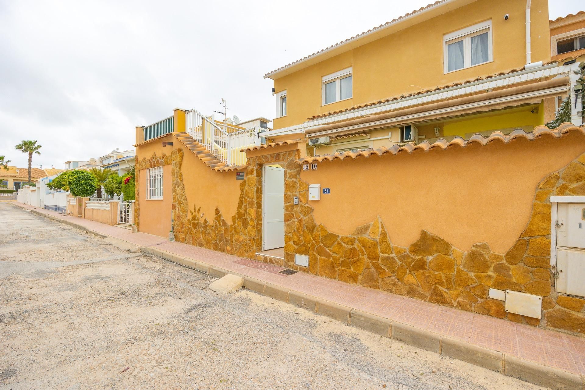 Vista exterior de Casa adosada en venda en Orihuela amb Aire condicionat, Jardí privat i Terrassa