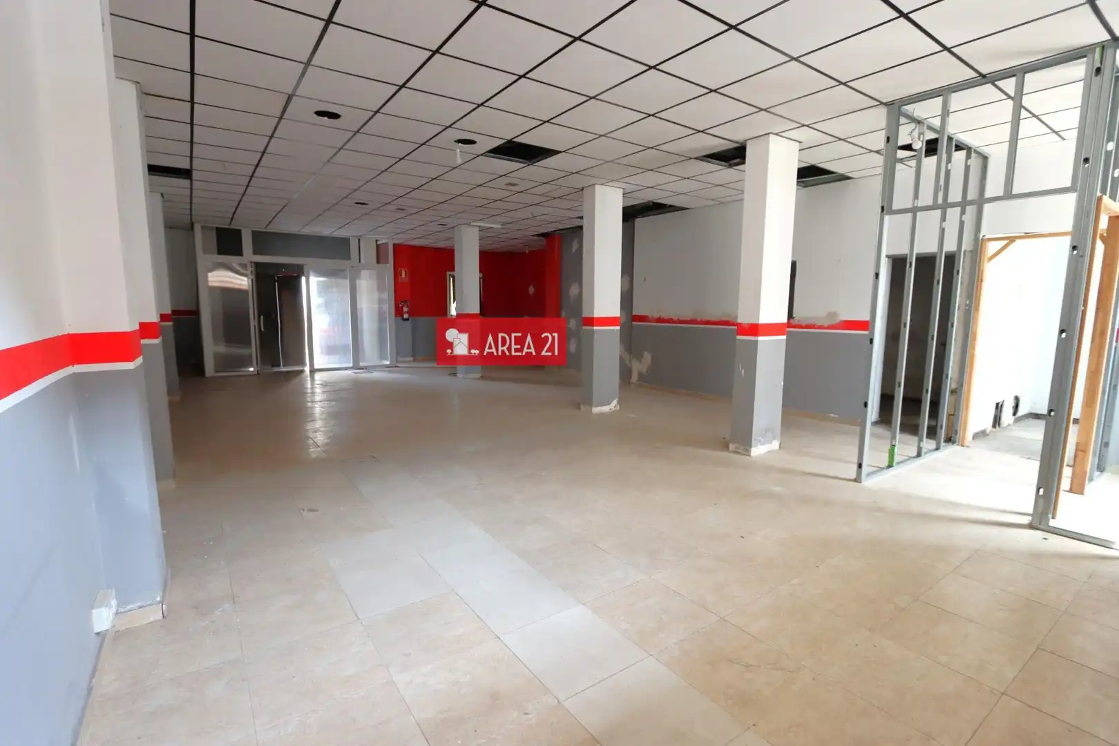 Local comercial de lloguer a Núcleo Urbano