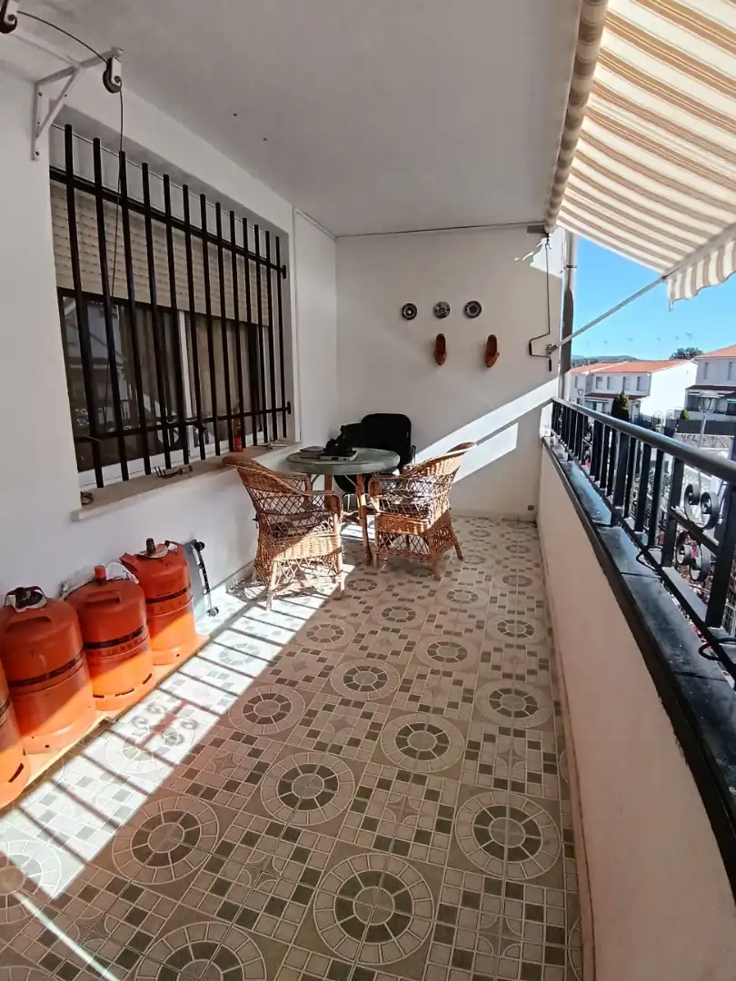 Terrassa de Casa o xalet en venda en Navaluenga amb Jardí privat, Terrassa i Moblat