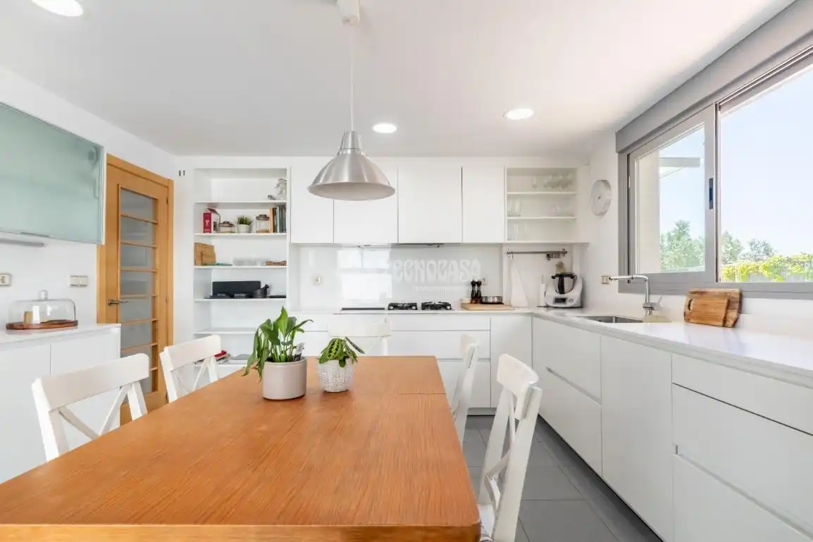 Küche von Einfamilien-Reihenhaus zum Verkauf in Torrelodones mit Klimaanlage, Heizung und Terrasse