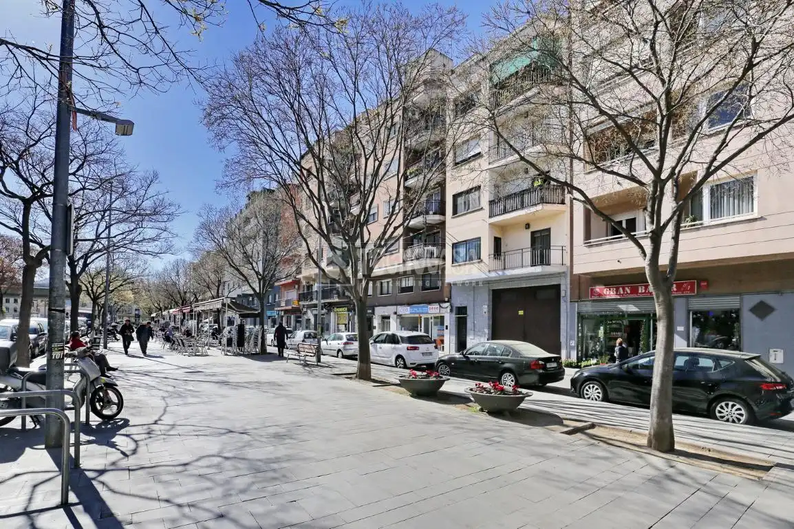 Vista exterior de Casa adosada en venda en Montcada i Reixac amb Balcó