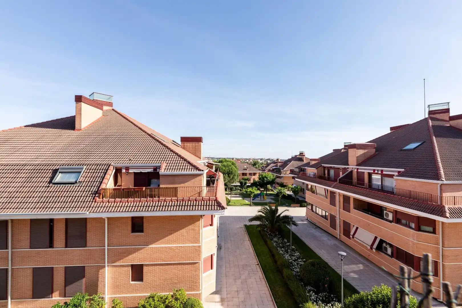 Vista exterior de Ático en venta en Las Rozas de Madrid con Aire acondicionado, Calefacción y Jardín privado