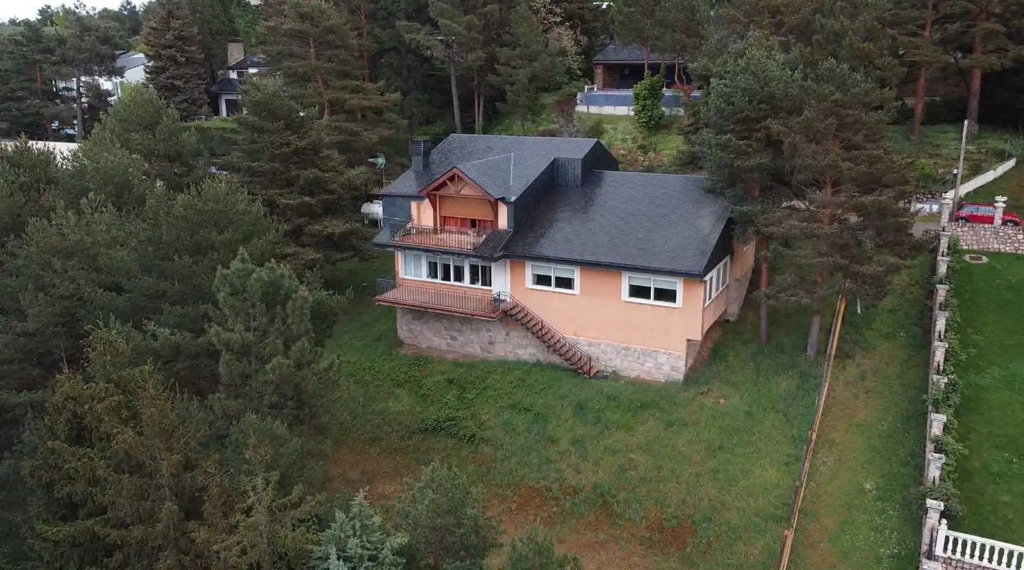 Vista exterior de Casa o xalet en venda en Collado Mediano amb Calefacció, Jardí privat i Moblat