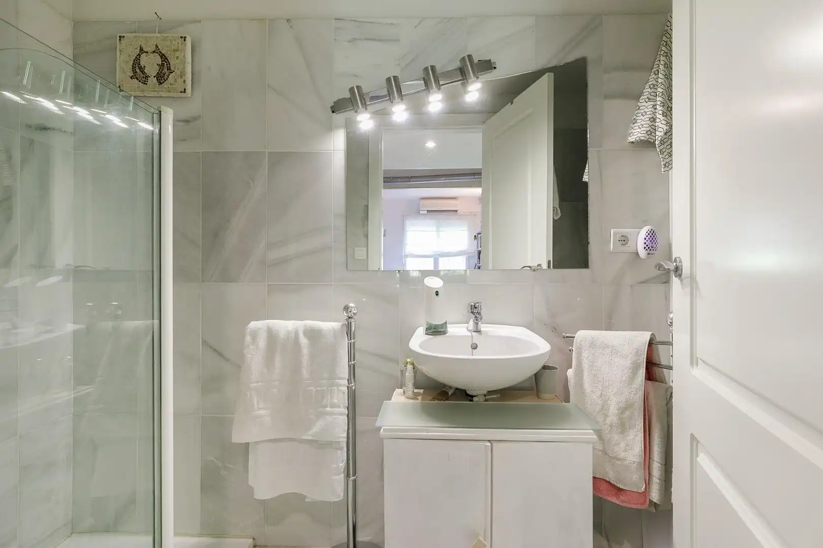 Bathroom of Houses for sale in Churriana de la Vega  with Private garden, Terrace and Swimming Pool