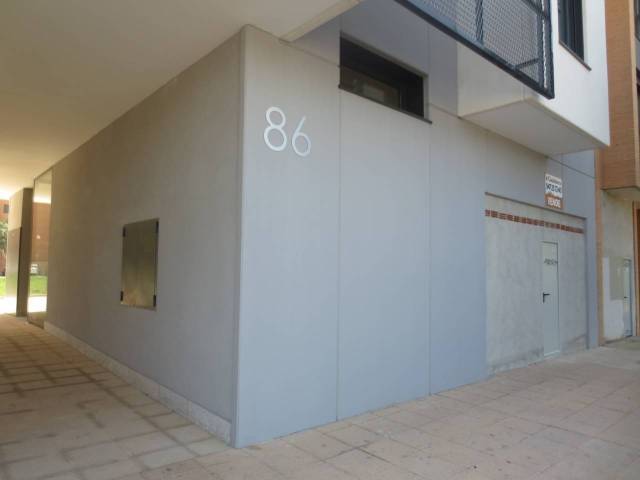 Local comercial en Venta en Avenida CASTILLA Y LEON, 86 en Juan XXIII - Las Torres - G2