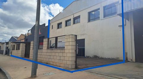 Excelente nave industrial en el Polígono El Romeral Requena.