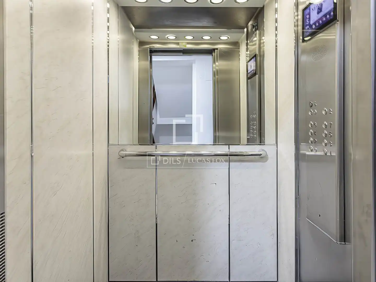 Flat for rent in Madrid  with Air Conditioner and Furnished