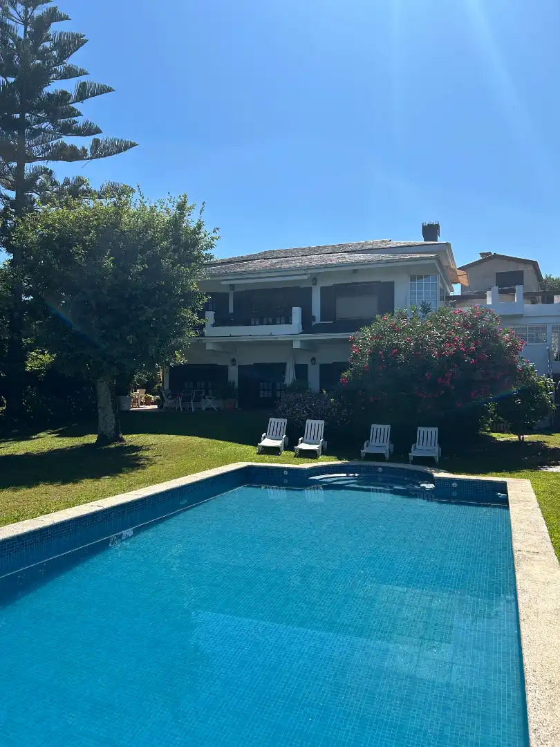 Piscina de Casa o chalet en venta en Vigo  con Calefacción, Jardín privado y Parquet