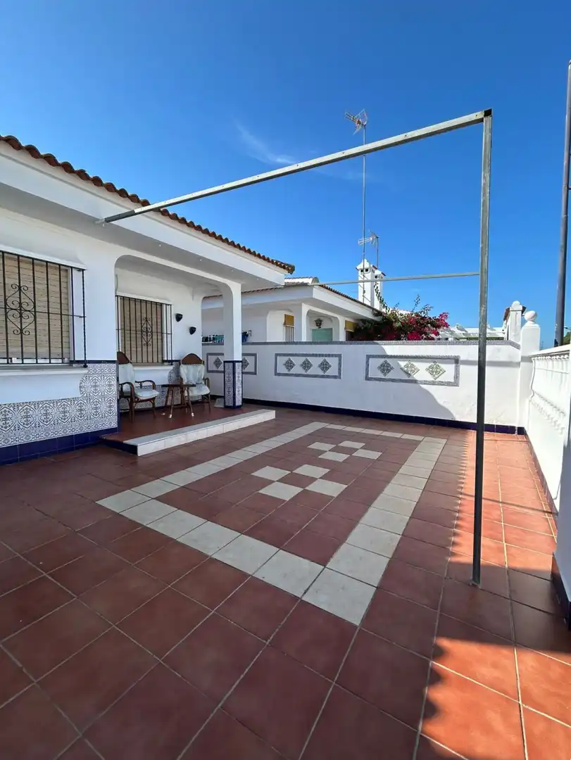 Vista exterior de Casa o xalet en venda en Almonte amb Calefacció, Moblat i Piscina comunitària