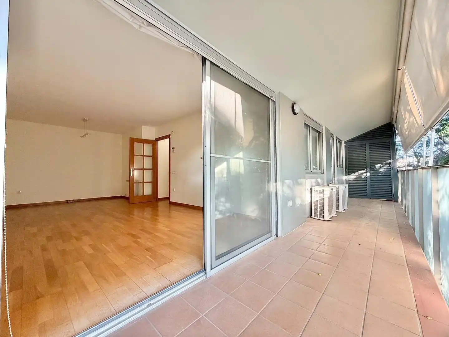 Vista exterior de Piso de alquiler en Terrassa con Calefacción, Parquet y Balcón