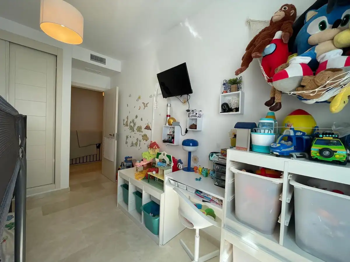 Sala d'estar de Dúplex en venda en Estepona amb Aire condicionat, Jardí privat i Terrassa