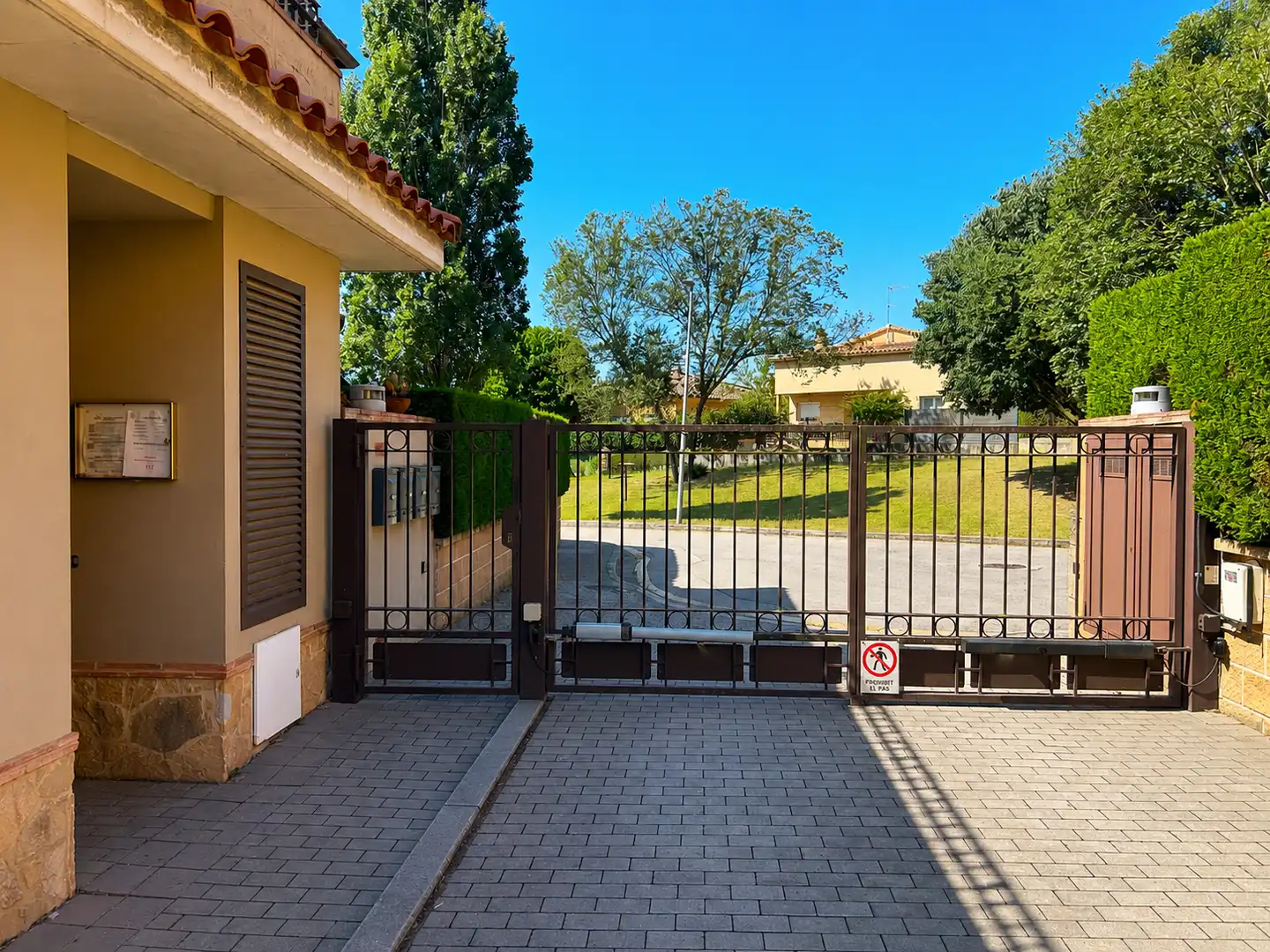 Aparcament de Casa adosada en venda en Aiguaviva amb Aire condicionat, Calefacció i Jardí privat