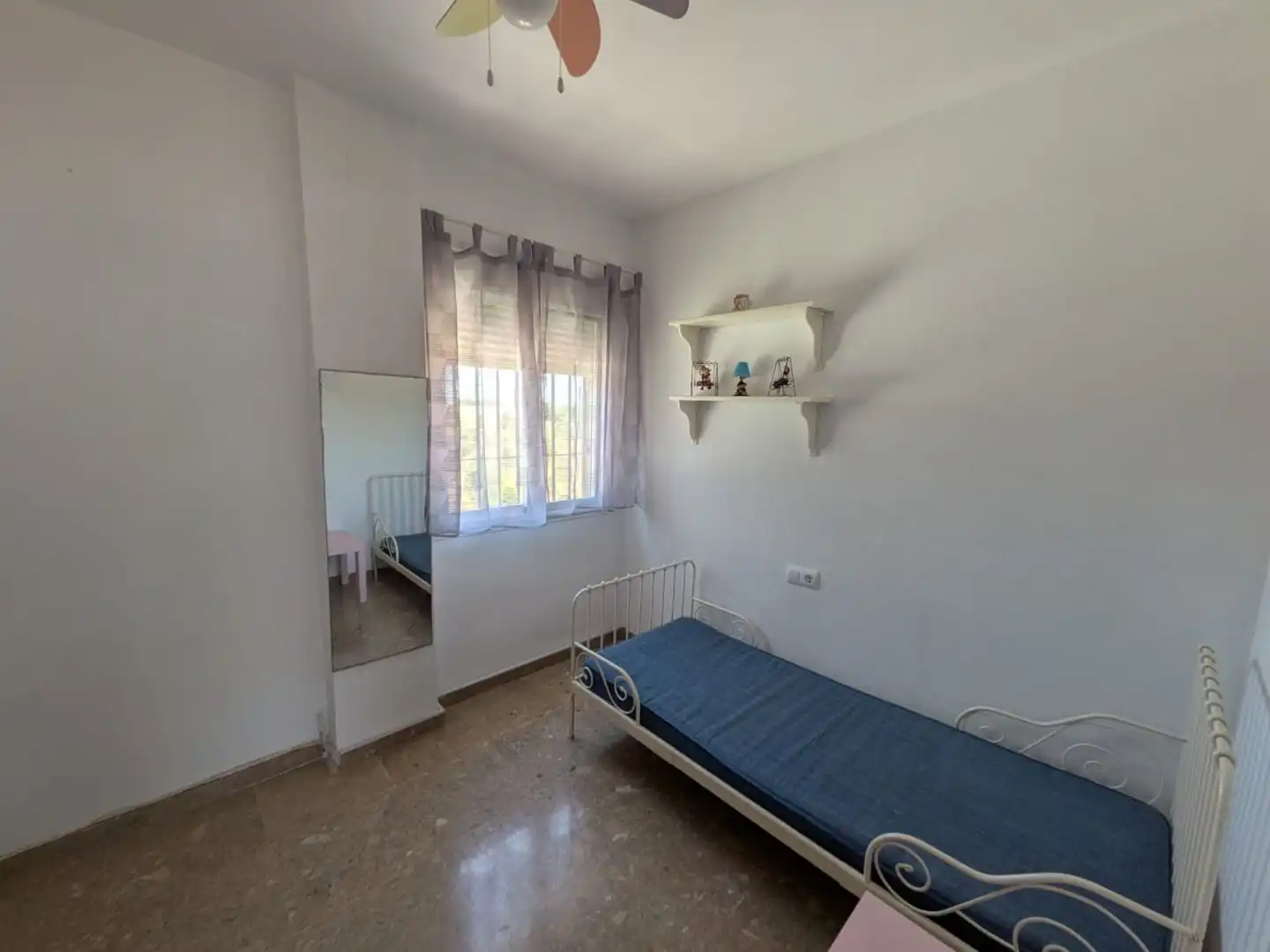 Dormitori de Casa adosada en venda en Benacazón amb Aire condicionat i Balcó