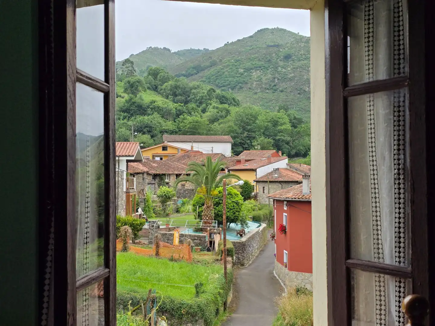 Vista exterior de Casa o xalet en venda en Llanes amb Calefacció, Terrassa i Traster
