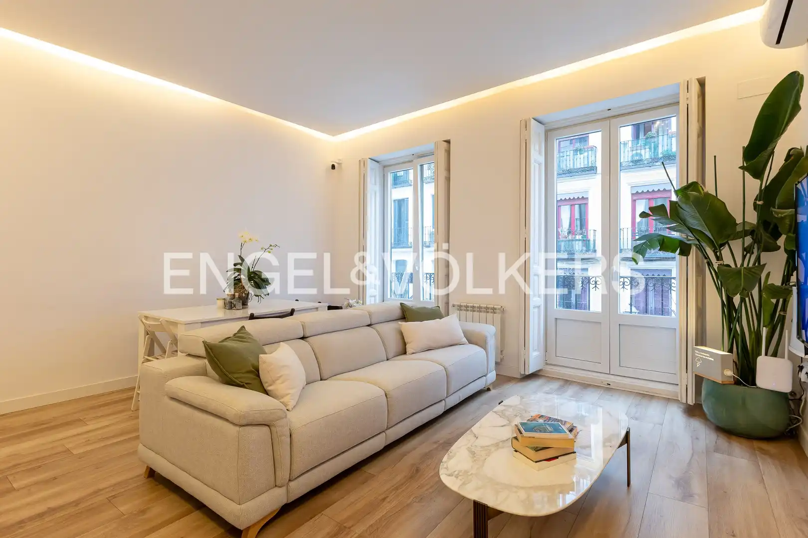 Living room of Flat for sale in Madrid  with Air Conditioner, Heating and Balcony
