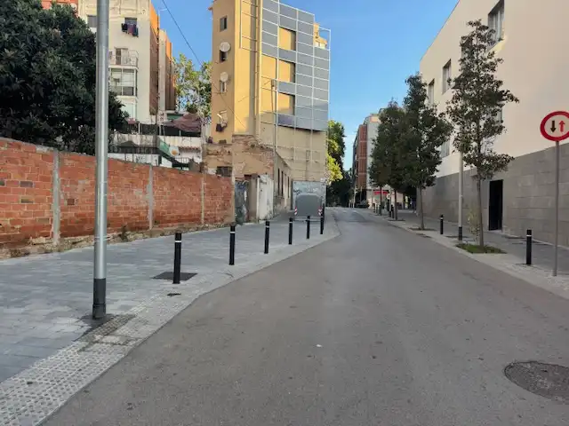 Außenansicht von Garage zum Verkauf in Barcelona mit Alarm