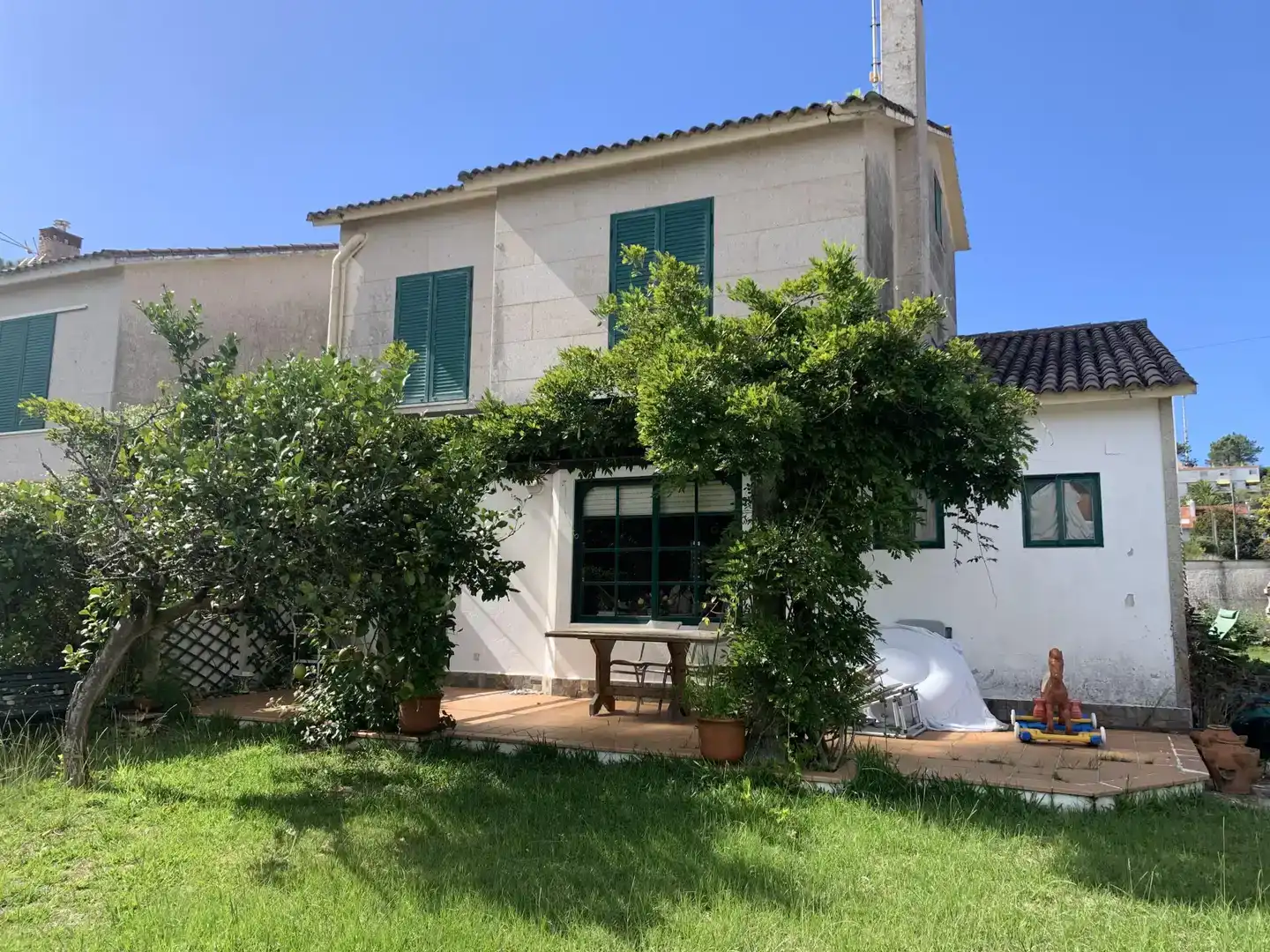 Vista exterior de Casa o xalet en venda en O Grove   amb Jardí privat, Parquet i Traster