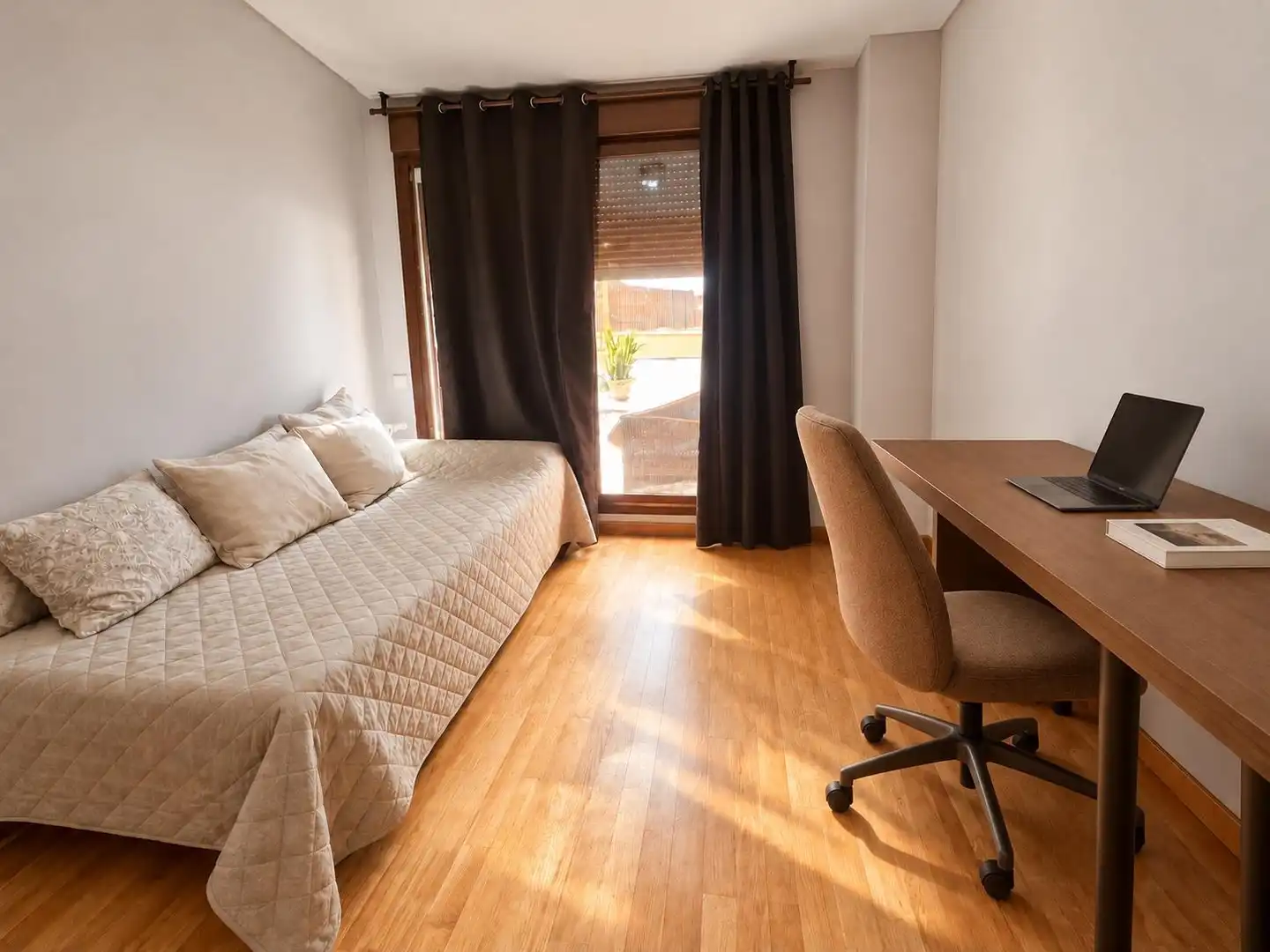 Schlafzimmer von Erdgeschoss zum Verkauf in Yebes mit Klimaanlage, Alarm und Gemeinschaftspool