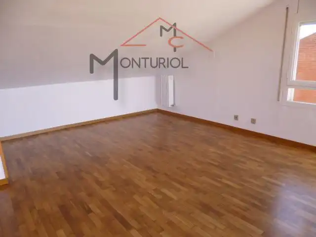 Sala d'estar de Casa adosada en venda en Sant Joan Despí amb Aire condicionat, Calefacció i Jardí privat