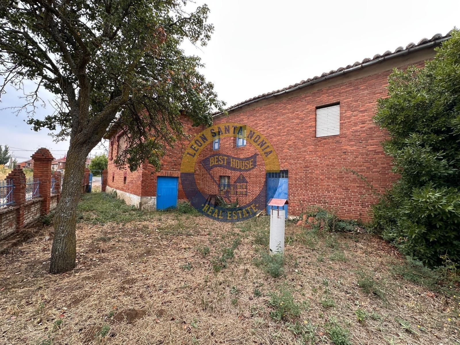 Vista exterior de Casa o xalet en venda en León Capital  amb Jardí privat