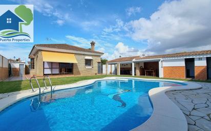 Vista exterior de Casa o xalet en venda en El Puerto de Santa María amb Aire condicionat, Terrassa i Piscina