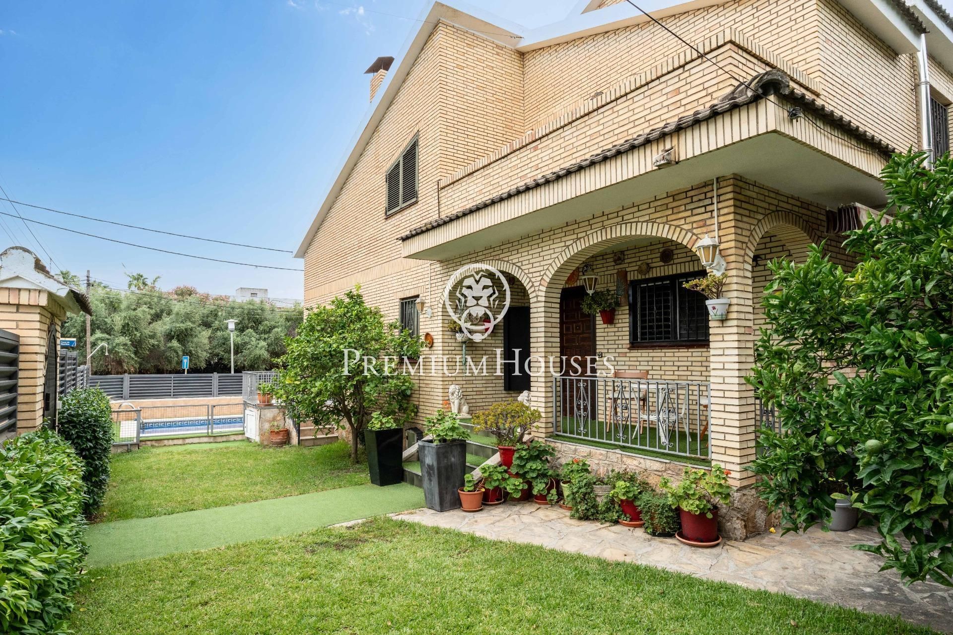 Vista exterior de Casa o xalet en venda en Cambrils amb Aire condicionat, Calefacció i Jardí privat