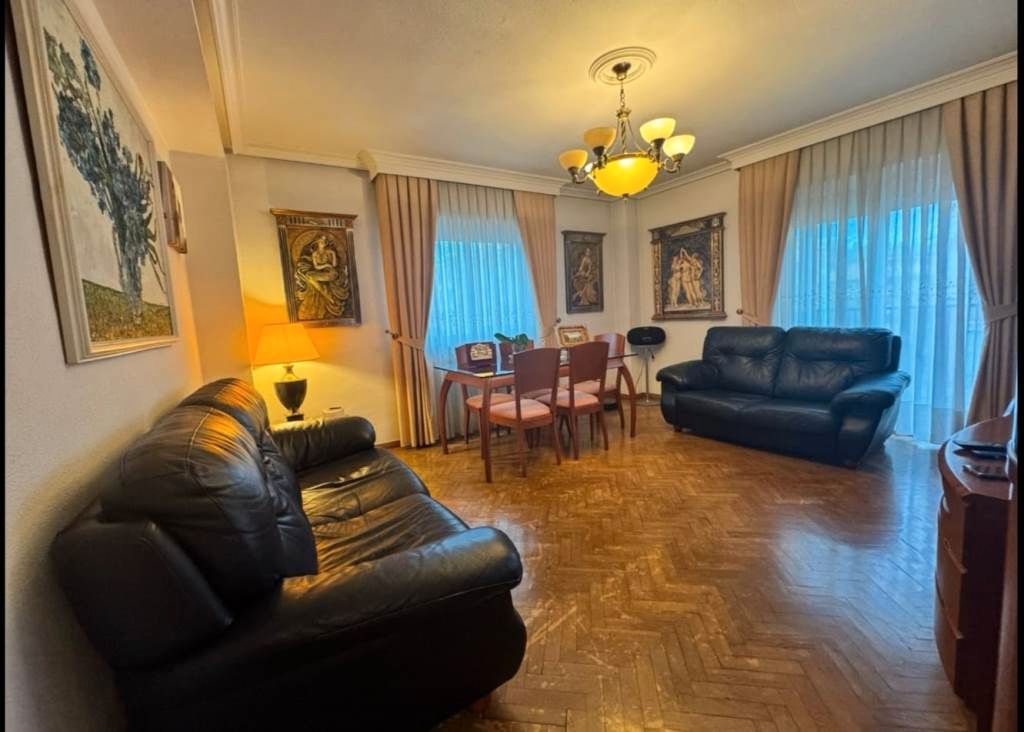 Living room of Flat for sale in Salamanca Capital  with Heating, Parquet flooring and Oven