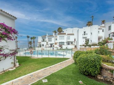 Chalet con piscina en venta en riviera del sol