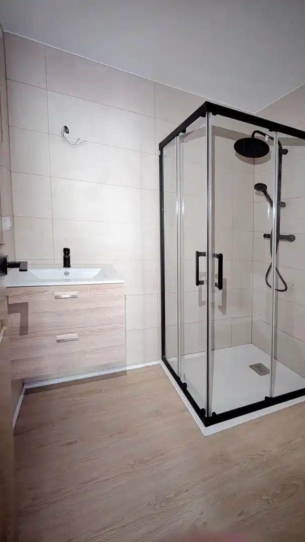 Baño de Piso en venta en Torrelavega  con Parquet y Terraza